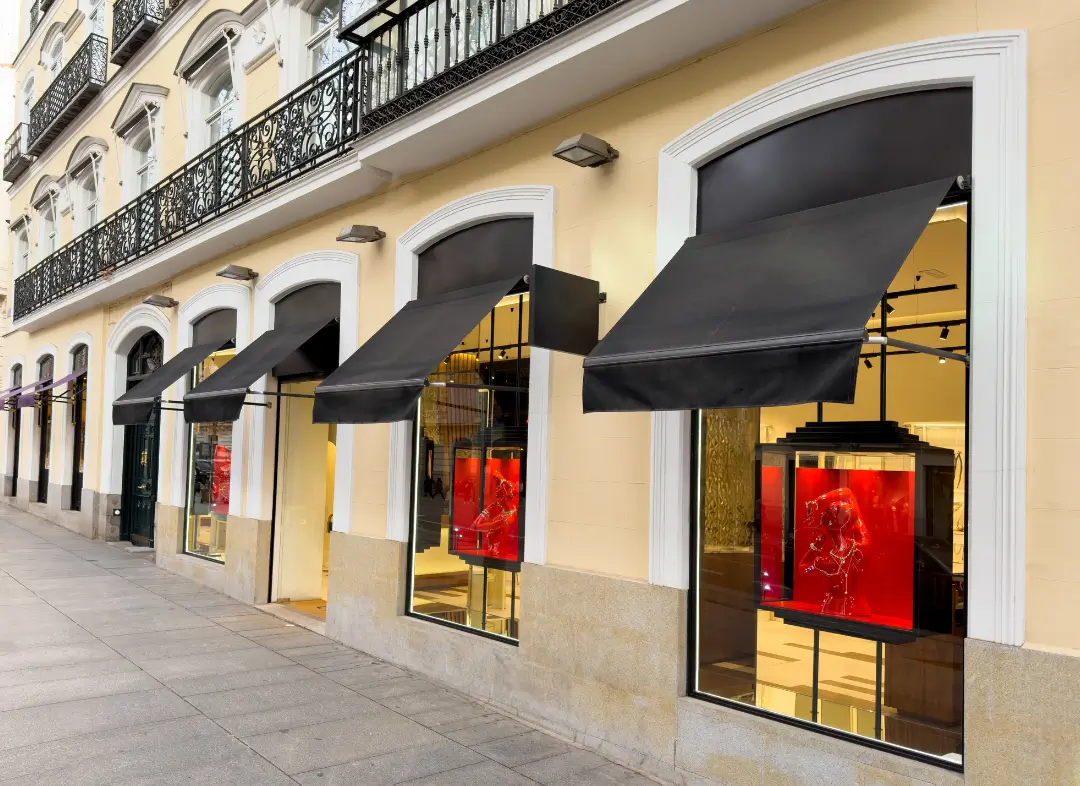 Façade vitrine de magasin en aluminium sur mesure à Villefontaine